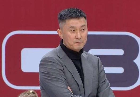 陈海涛以退为进！据广东体育媒体人透露，广东男篮投资人陈海涛，有意减少对于新赛