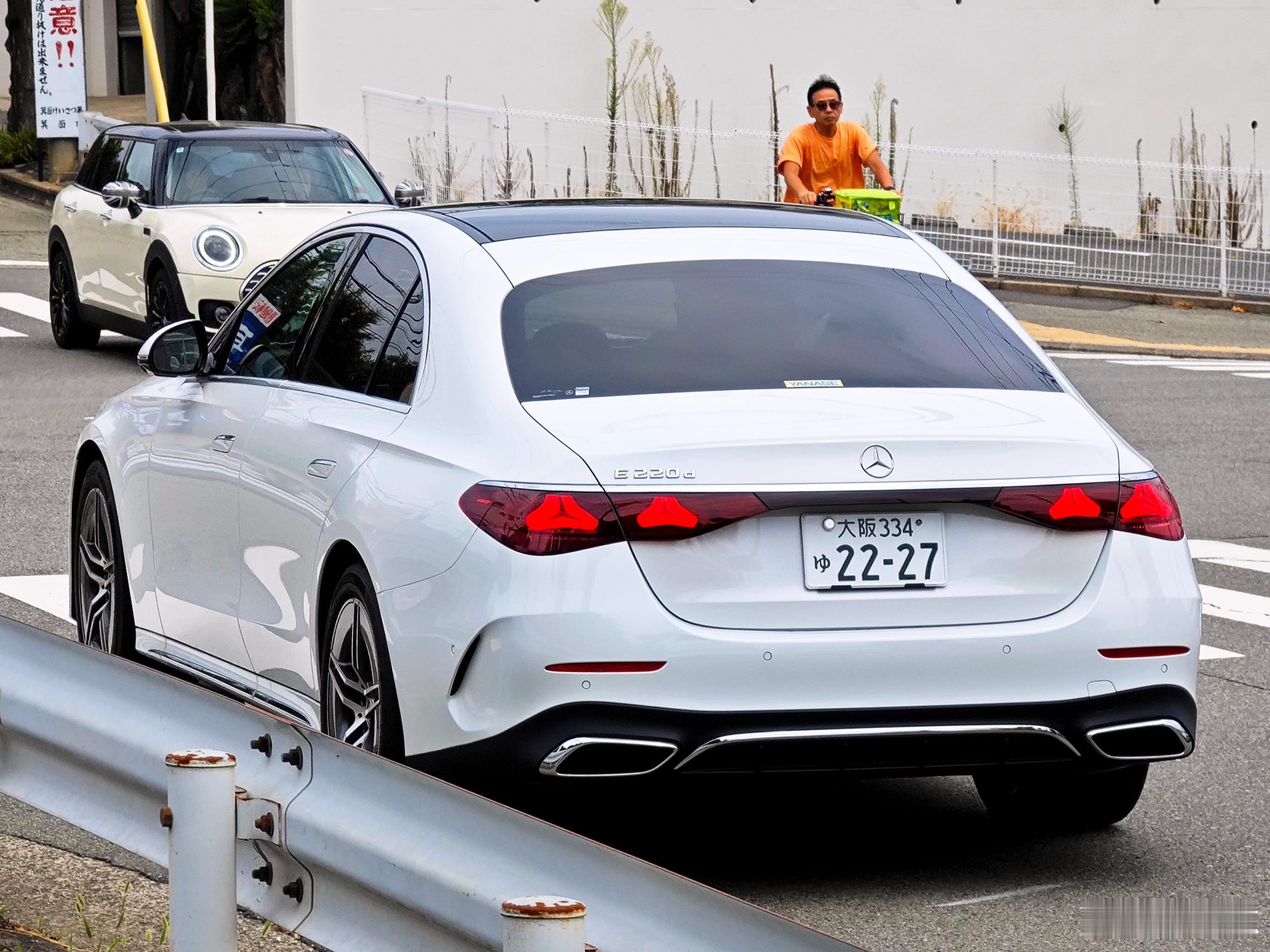 型车街拍日本路上很少见到最新一代的BBA中大型轿车，偶尔遇到也多是像这辆E22