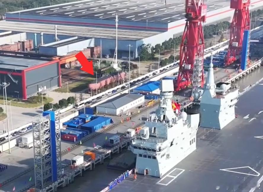 小潜艇，新露脸，老家伙马路上那条黑红色潜艇（图1红色➡），应该是好多年前江南厂造