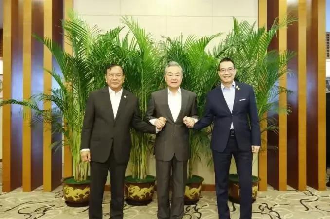洪森在柬埔寨还能抬头吗洪森挑起的这次柬泰风波应该要彻底的划上句号了。我们王毅