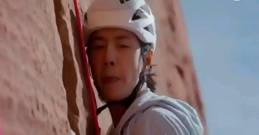 刚看到王一博在四姑娘山攀岩的视频，零下五度，穿着短袖，没用威亚和替身。镜头拉近，