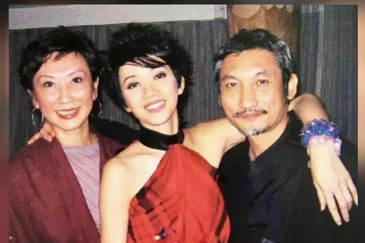 梅艳芳和施南生、徐克三人的亲密合影。梅艳芳和施南生是私交很深的挚友。那时的施