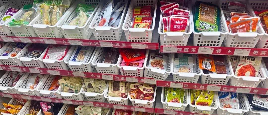 今日在店里，抓到一位五年级的女孩偷东西，10元，被发现的时候，她一把拽过旁边一位