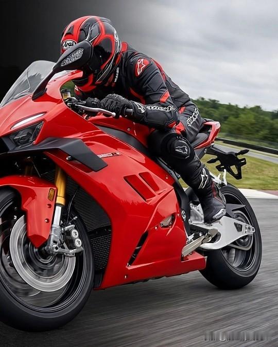 张雪820RR（ZX820RR）目前正处于“高光爆发期”，作为国产首个WSBK夺