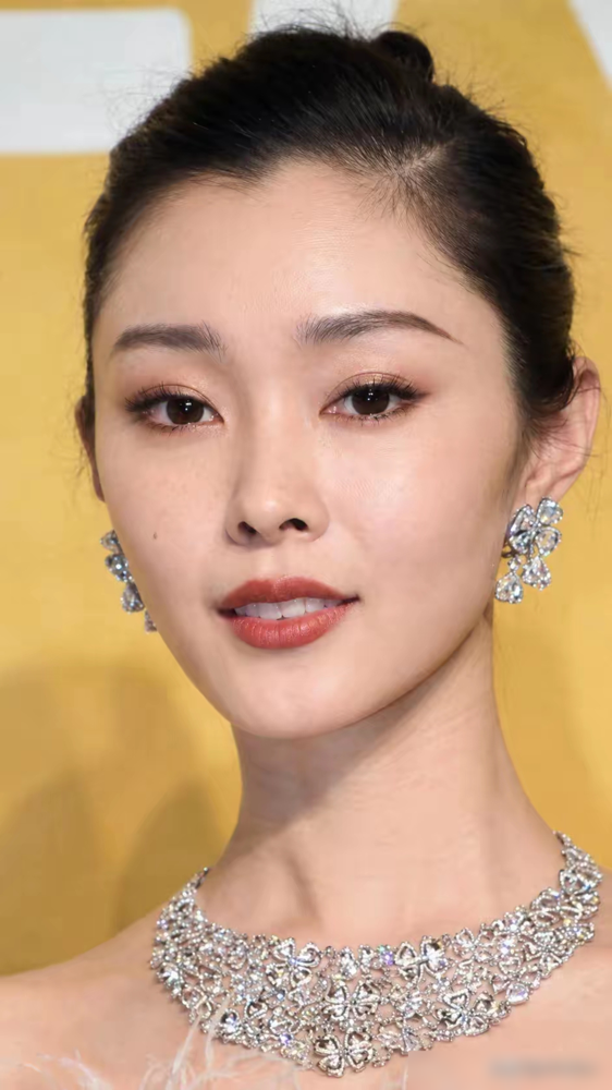 王楚然这张脸，怼脸生图直接给拍裂开了。三里屯迪奥那场，原相机直出，法令纹、泪沟全给放大，骨相再顶也扛
