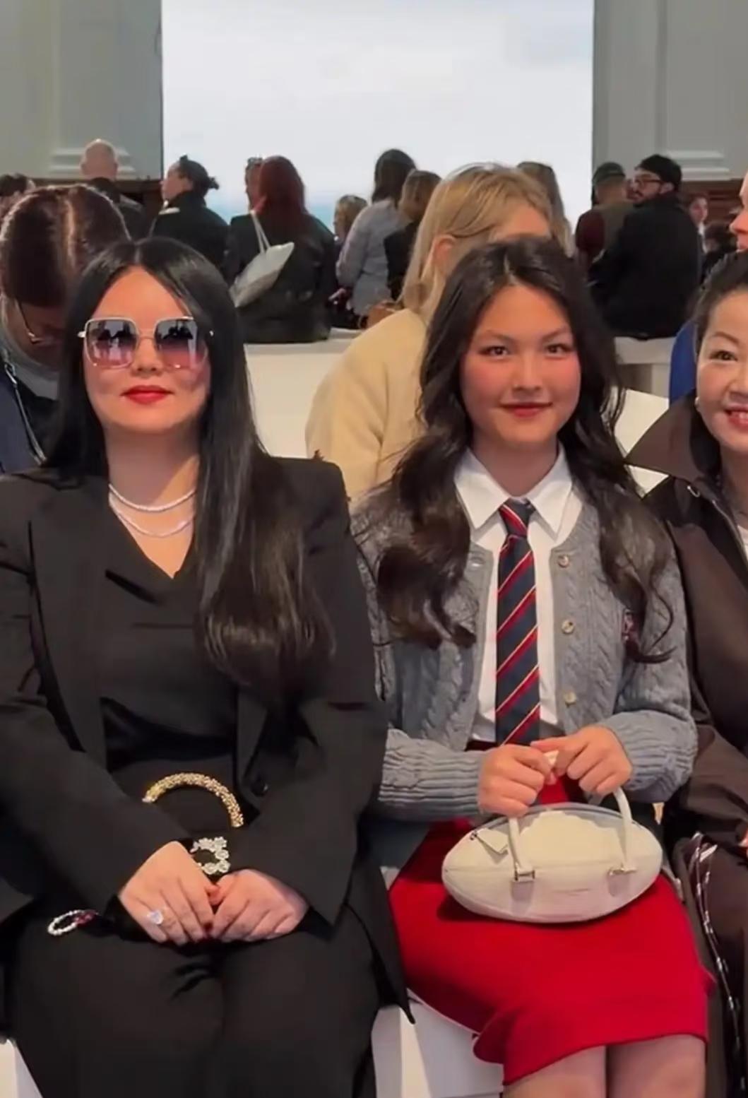 王诗龄和李湘合照,大家有没有发现一个细节?就是王诗龄长得越来越像李湘了,两个