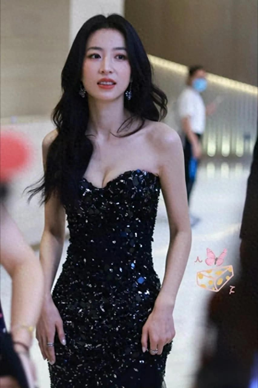 周雨彤黑色抹胸礼服，好温柔