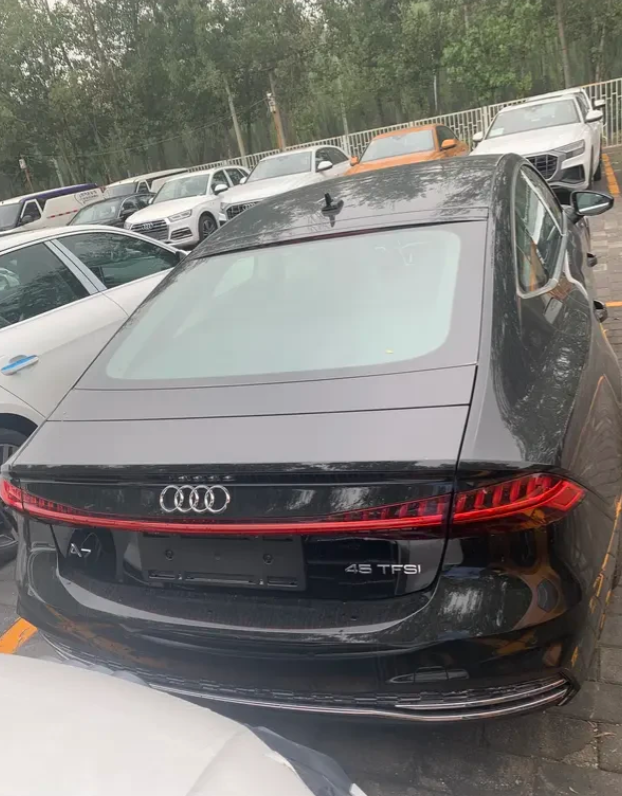 全新奥迪a6l上市3月25日晚，全新奥迪A6L闪亮登场，一共推出4款车型，售价