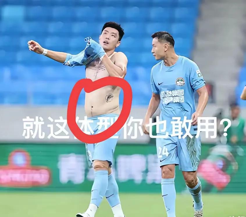 徐州队赛场边，三个中甲球员站着像根桩，自家队员跑断腿也接不上气。花钱请了职