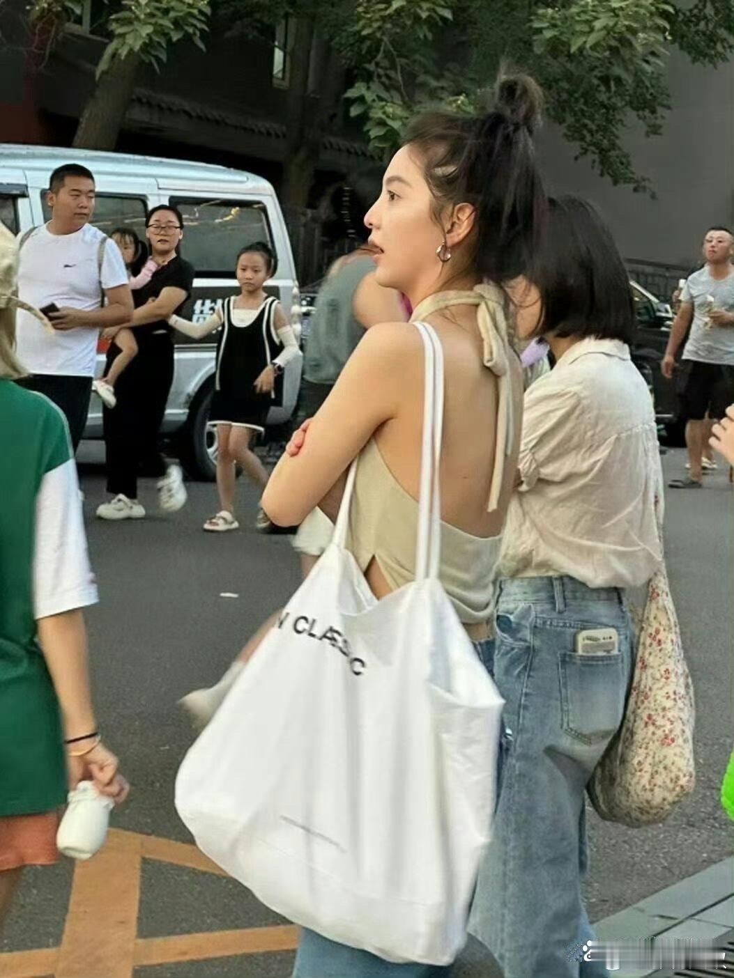 章若楠胆子太大了竟然不穿就出门了……​​​
