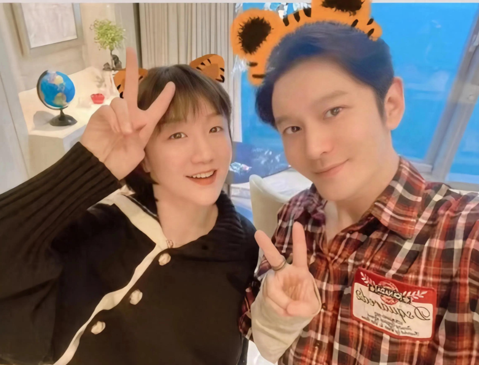 黄晓明低调现身家族聚会，与奥运冠军表妹陈梦同框亮相，毫无明星架子！作为中国家