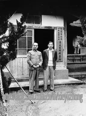 1935年，贵州省主席王家烈专程到机场送别张学良，他从没坐过飞机，便欣然答应张学