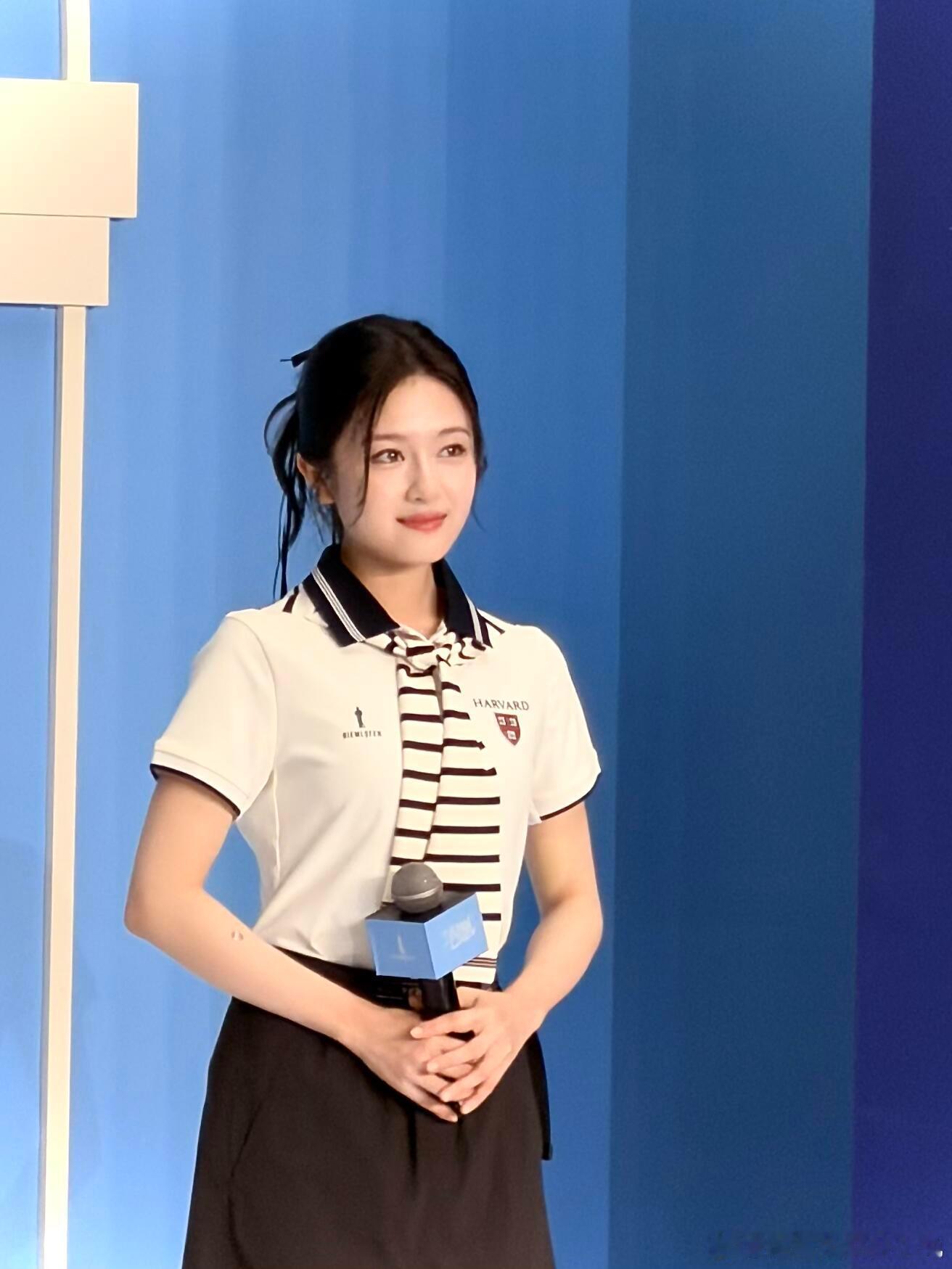李兰迪少女感溢出屏幕了李兰迪明媚少女感甜美又灵动的色彩真的是溢出了屏幕了呀，一
