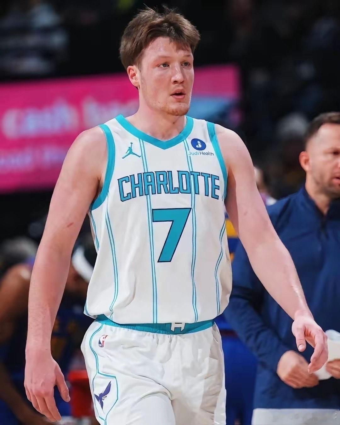 黄蜂新秀康-克尼普尔是何方妖孽，竟然超越了独行侠状元秀弗拉格，越据新秀榜第一。康