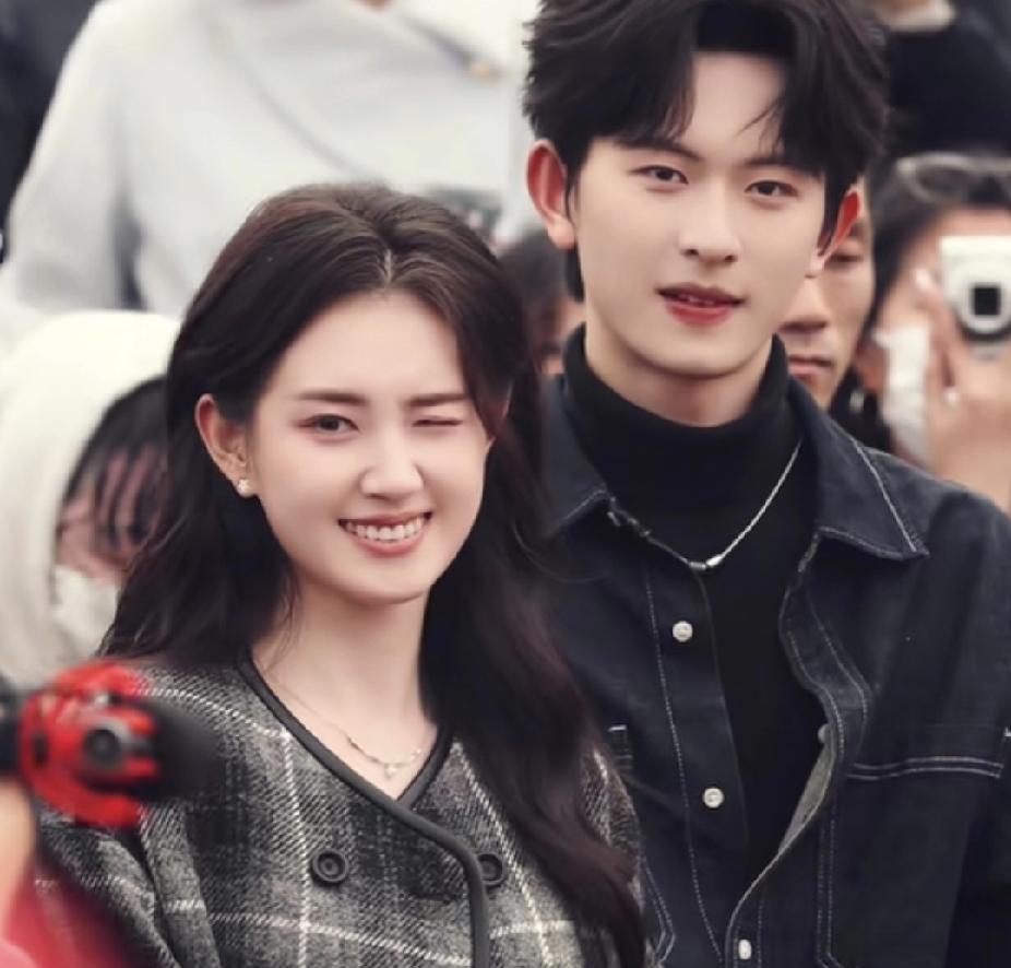 郭宇欣的经纪人把一份短剧合同撕了，碎片撒在会议桌上。她盯着对方说：我们明年，只