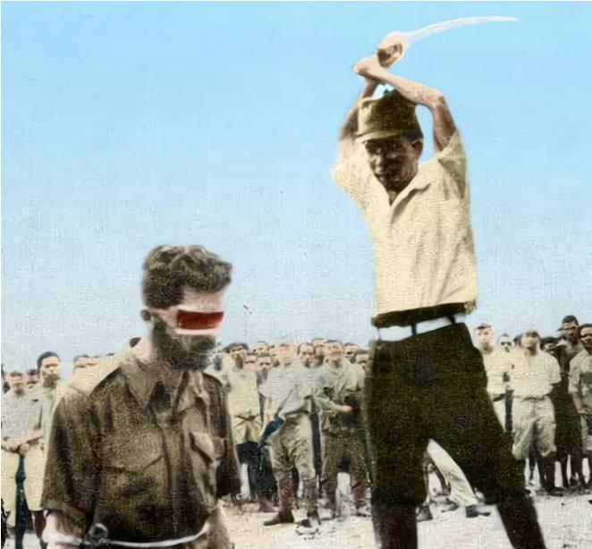 1943年，一个日军砍下一个男人的脑袋，被一名日本随军记者拍了下来，结果，因为这