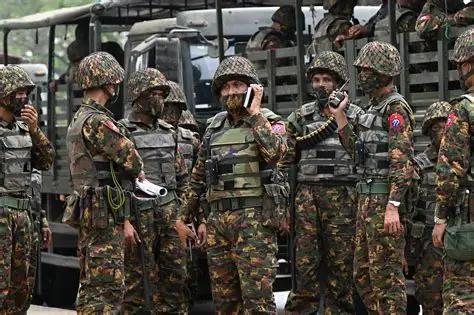 缅甸政府军战斗力稀烂，人数不足，装备不好士气低下素质不高，军官腐败严重。