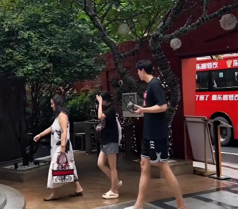 杨瀚森被NBA开拓者队签约后，因为个人前途原因，中国篮协特批杨瀚森不被国家队征召