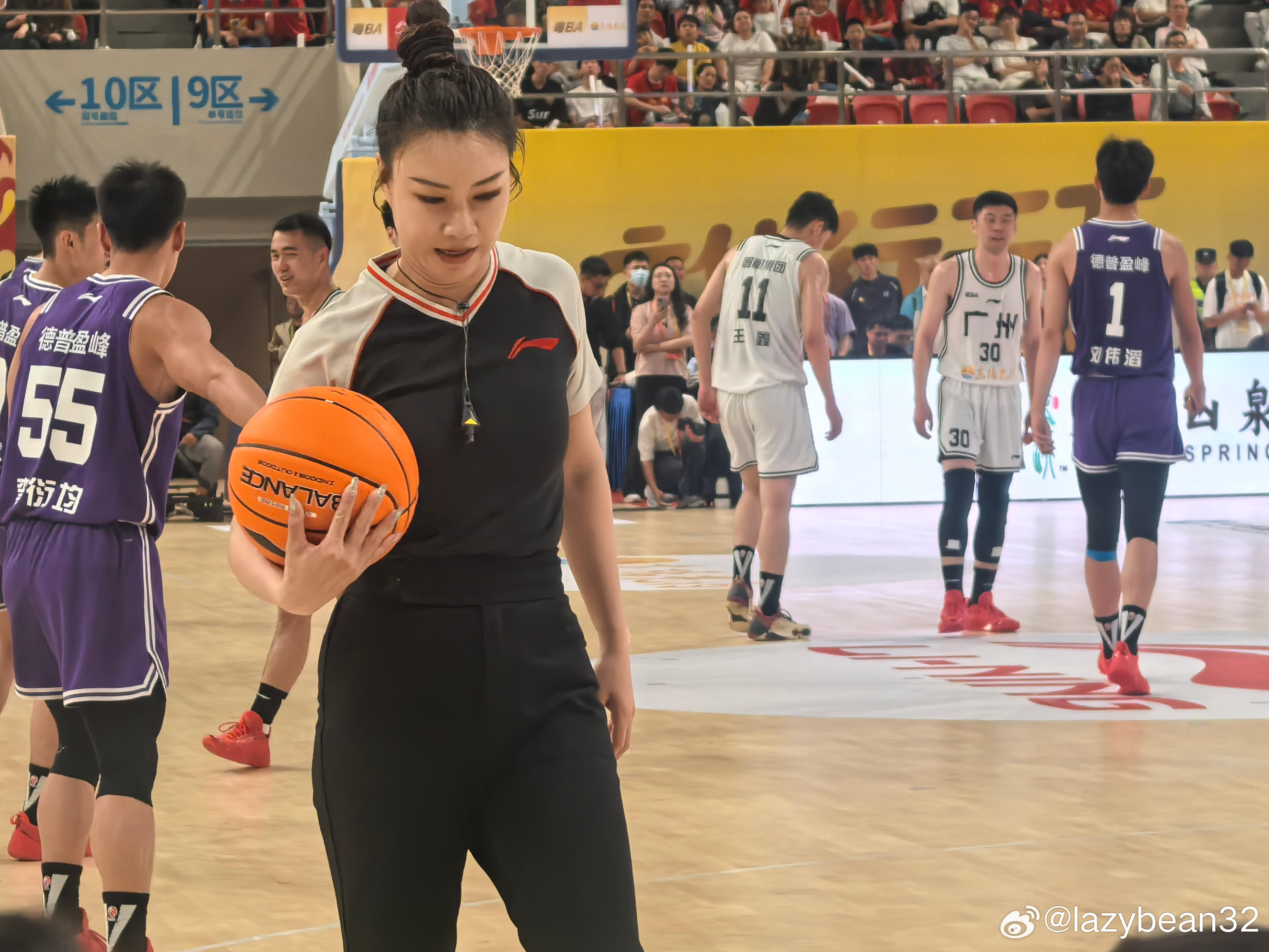 粤BA21日晚在广州天河体育馆开幕。执裁揭幕战广州队对中山队的三名裁判中，美女裁