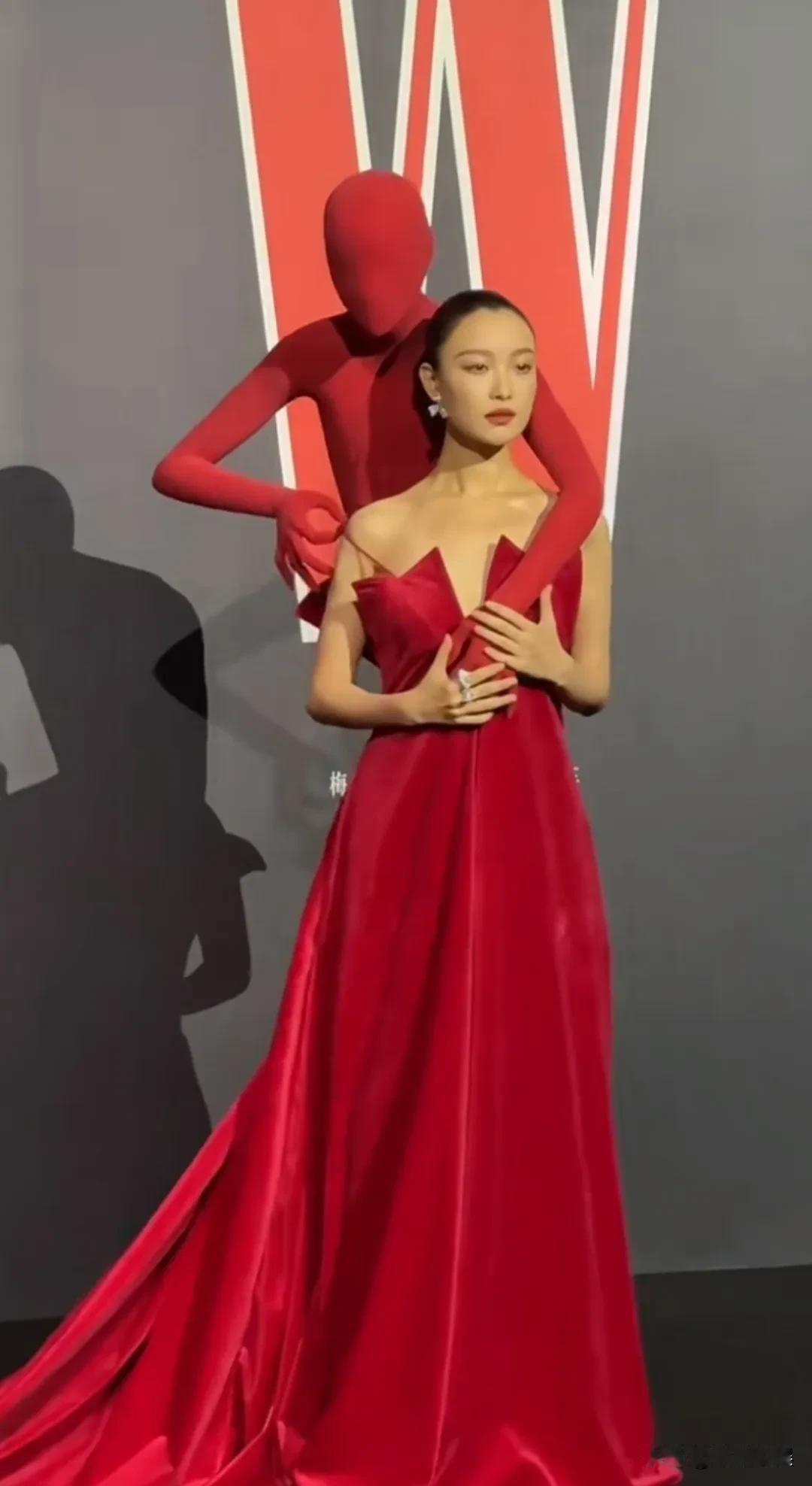 倪妮这穿的是啥？[捂脸哭]看她参加W年度光影盛典红毯，本来一袭红色深V晚礼服又美