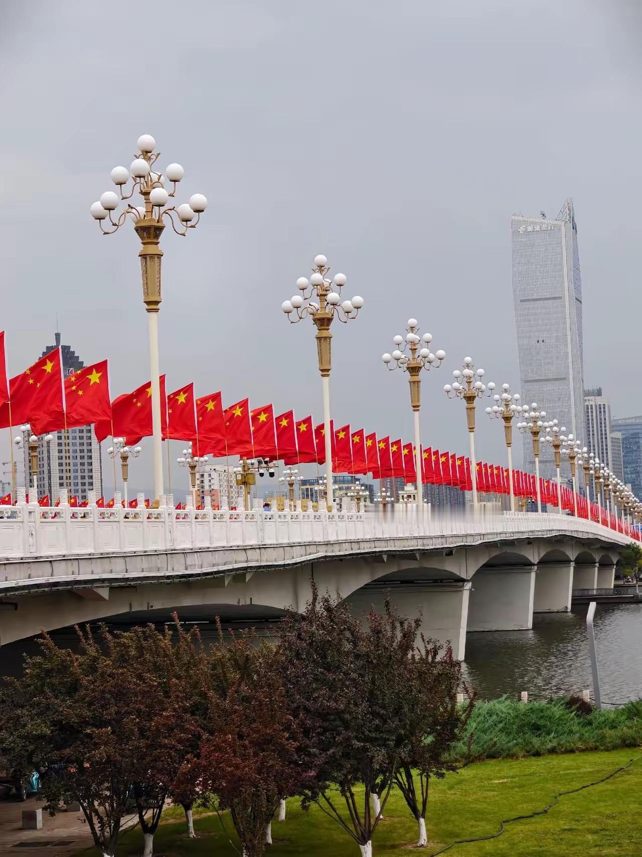 太原迎泽大街堪比北京长安街，2026国庆节前夕迎泽大街布置的简直是太美了，沿街的五星红旗迎风飘扬。走