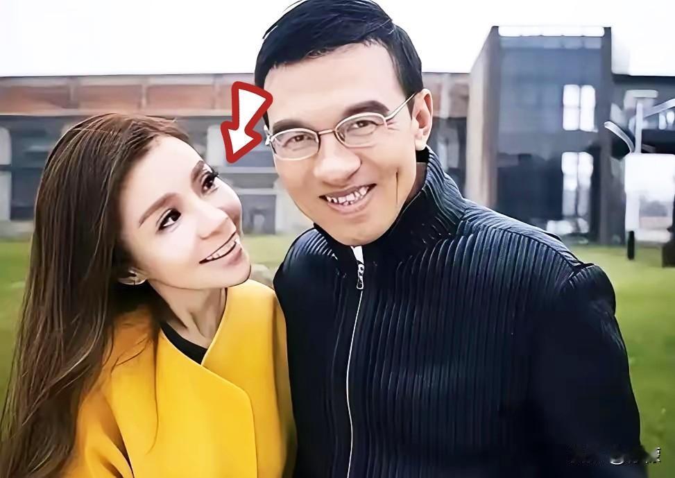 王志坐不住了，起因就是52岁的妻子朱迅主持了一场晚会。零下五度的分会场里，朱迅