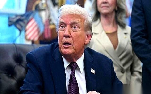 特朗普又开麦了，这次是一句能把人下巴惊掉的话：“中国拿着我们给的7220亿，养活