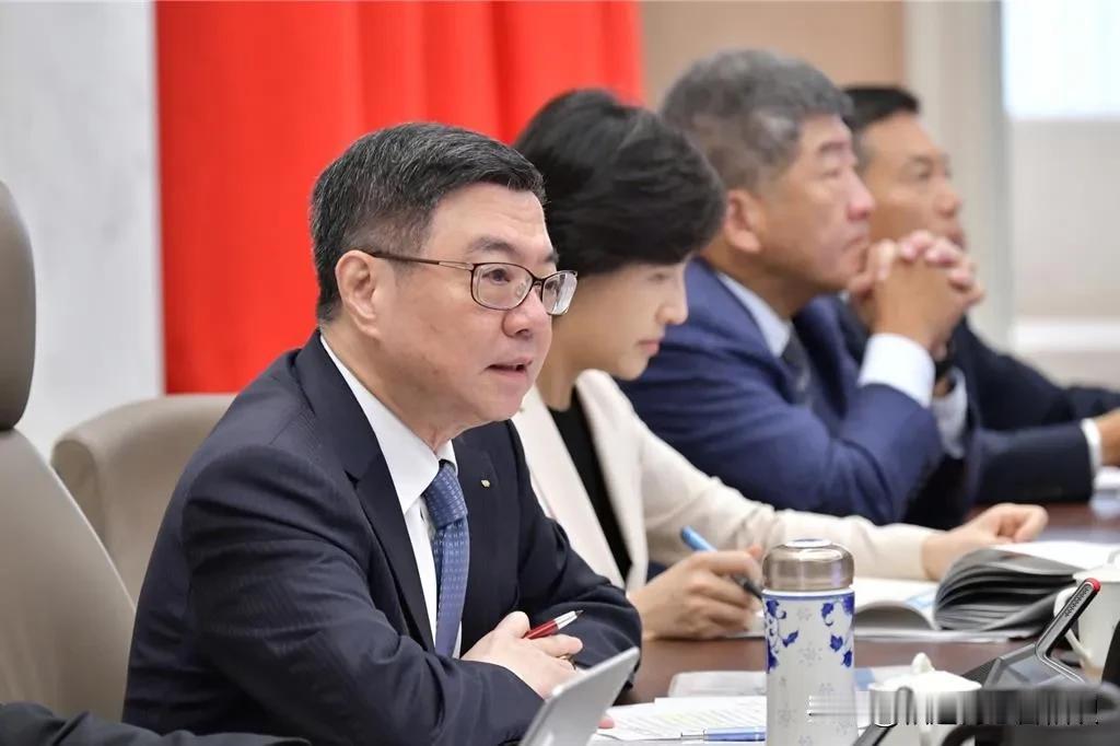 12月26日，台当局又出狠招，修法要求所有公务员和立委凡是要去大陆的，先要