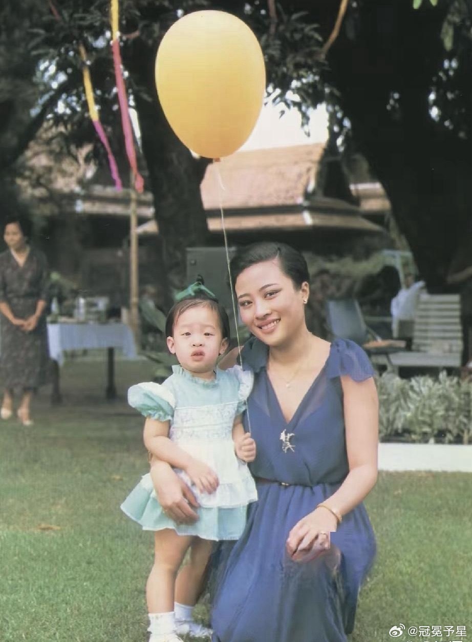 颂妃年轻时把女儿帕公主照料得无微不至，母女俩相依为命，感情格外深厚。