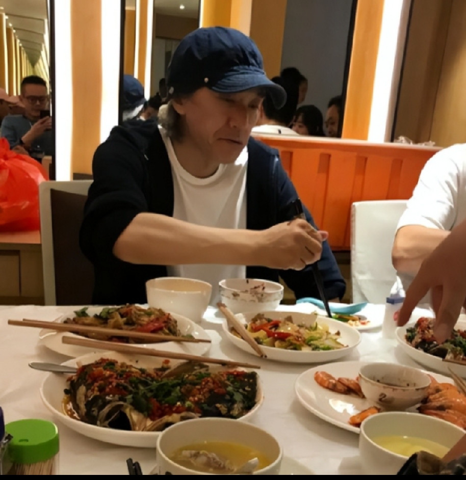 功夫女足》票房大卖后，周星驰私下请客聚餐随着电影《功夫女足》票房突破22亿，片方分账超8亿，收获丰厚