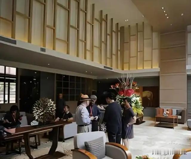 这离谱不？上海，大年初一，女子为了孝顺母亲，带着老妈入住了上万元一晚的上海高奢酒