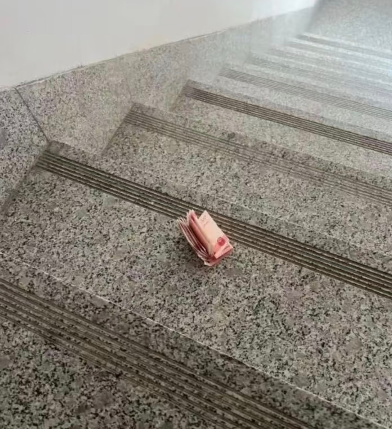 老天在给你一块馅饼的同时，会再给你一闷棍。​​​