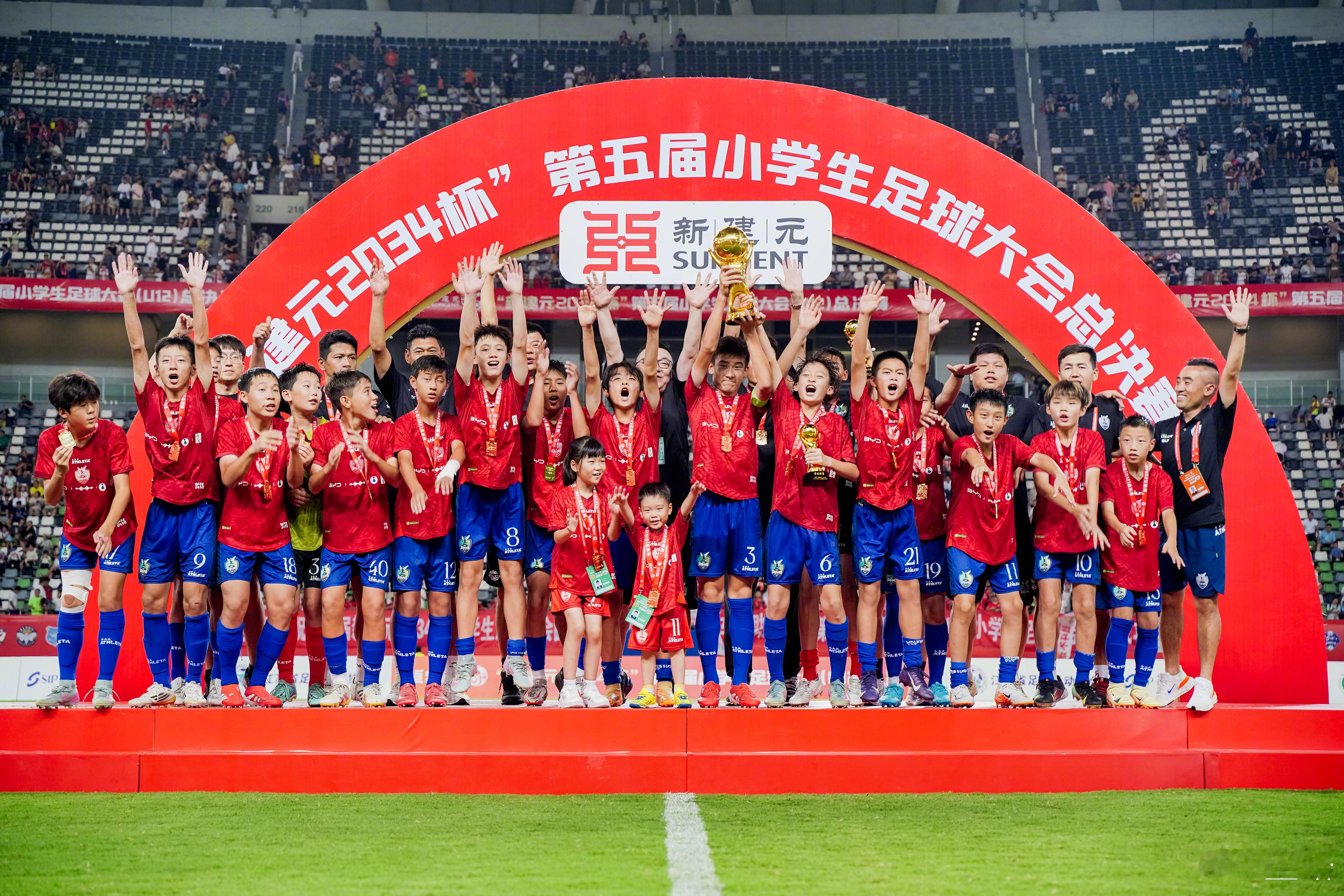 7月——比亚迪赞助中国足球小将足球小将2013一骑绝尘2034杯夺冠🏆足球
