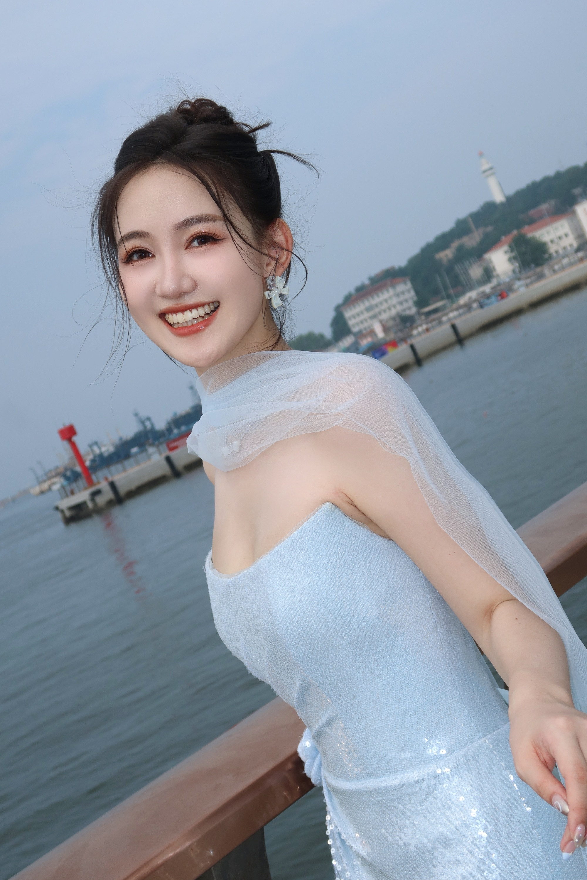 马萱海边大片，精致扎发搭配一袭淡蓝纱裙，优雅的“美人鱼”​​​