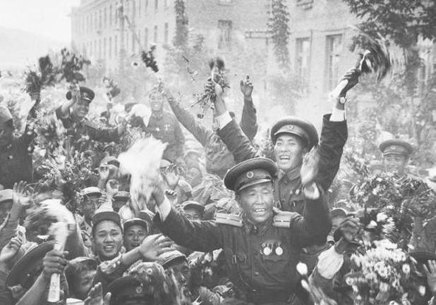 原本两名警卫跟着刘伯承已经足够了，但警卫处长不放心，坚持要跟在刘伯承身边，刘伯承