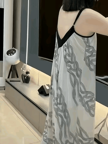 曾女士作战时穿的睡裙卖断货了，还有一个应该也会卖成爆款，就看商家能否挖掘好了！