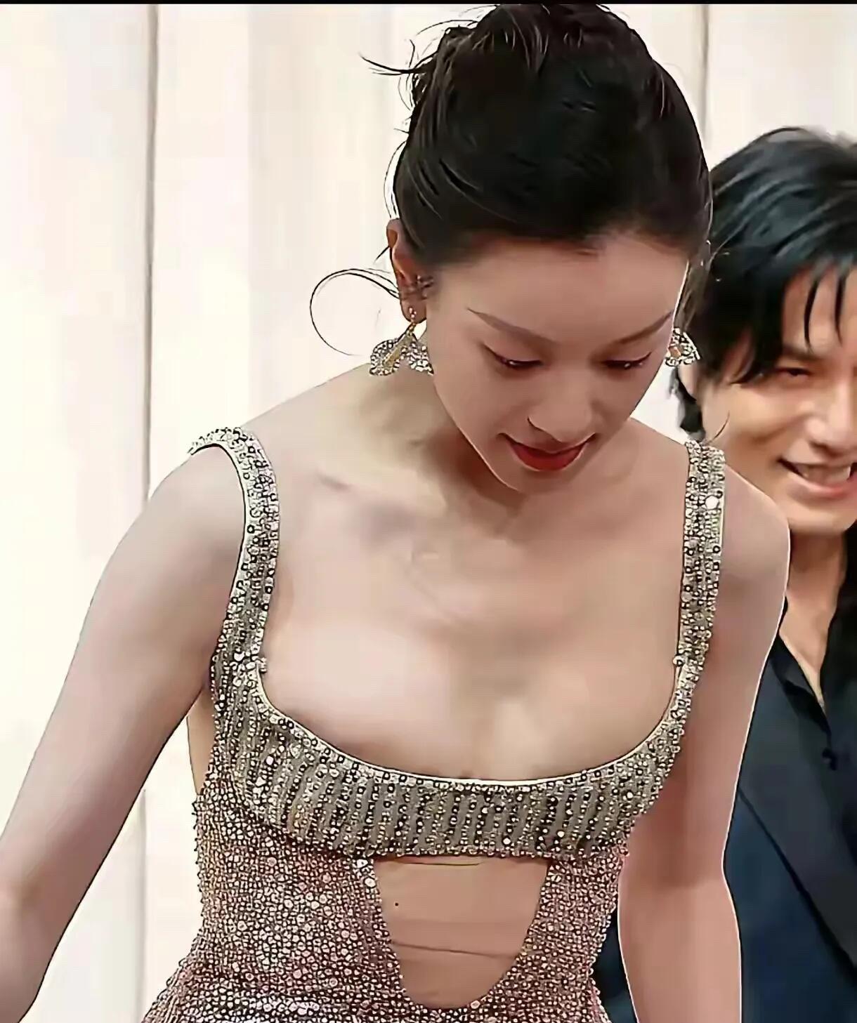 其实倪妮长相还不错，演技也是可圈可点的，出道这么多年来没有大紫大红起来，但只要有
