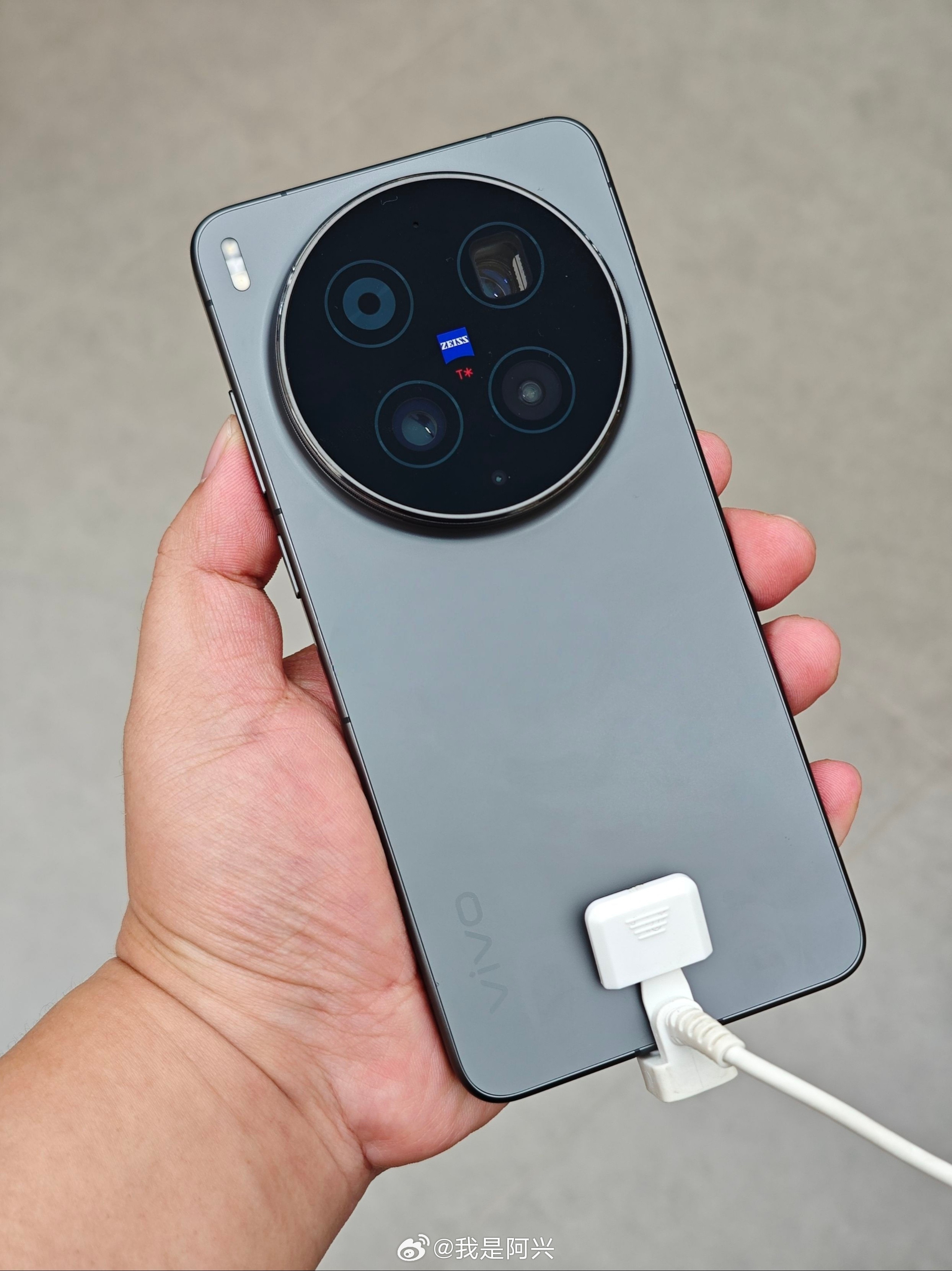 目前看下来vivoX300Ultra也就这款配色看着还行，一体配色，Deco