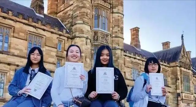 留学生的反华情绪为何越来越严重？因为好不容易和白人混在一起，结果发现白人不吃香了