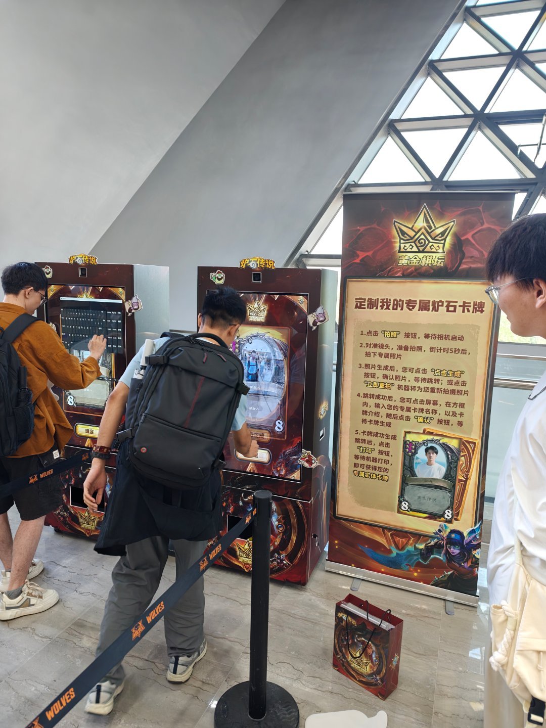 炉石传说在KPL狼队的主场看比赛还是蛮爽的！三个大屏幕！