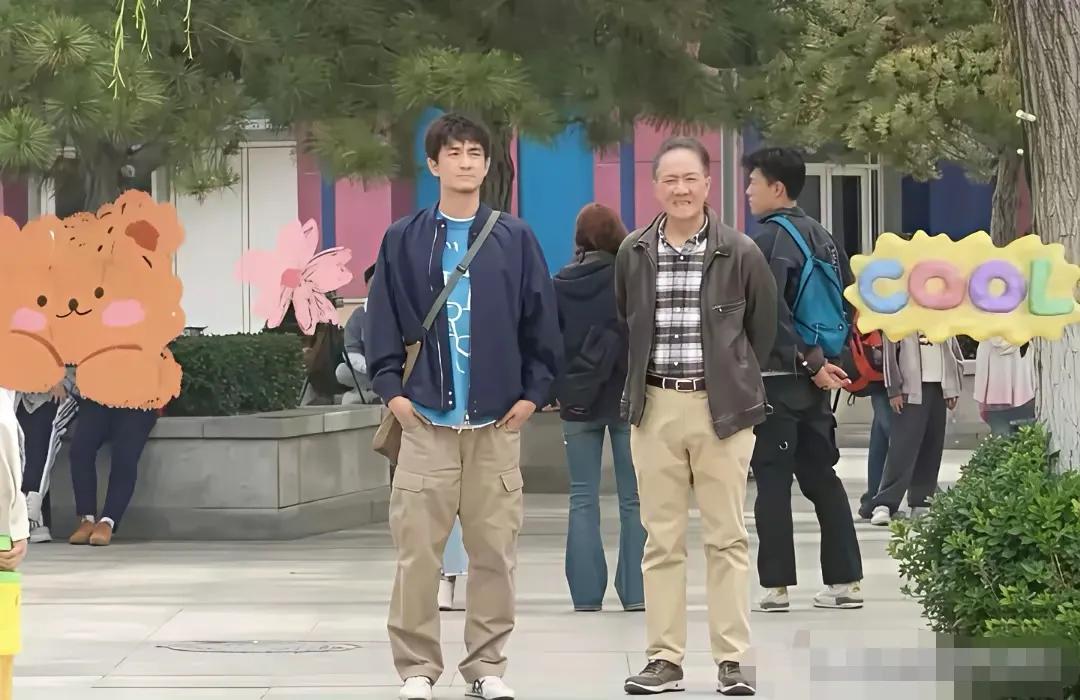 近日大家看到《亮剑》中的“李云龙”在遛弯，看上去有些老了，但老李还是很帅的，风度