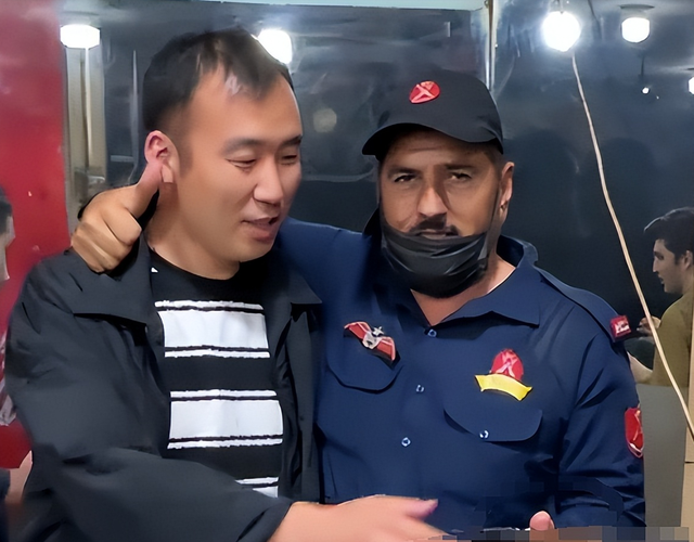 中国小伙在巴基斯坦吃饭,免费吃还被拿机关枪保护,歼10起大作用