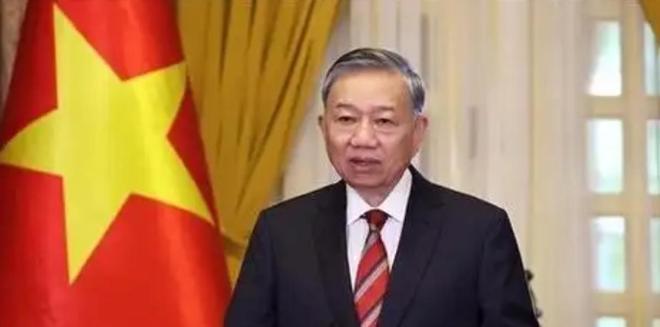 2026年1月，河内，一场政治大会的气氛冷得像北方的寒风，越共中央总书记苏林却拍