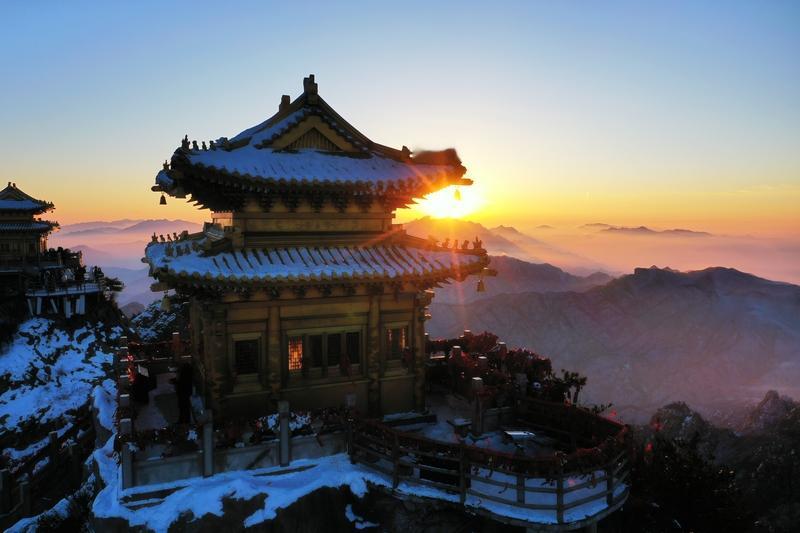 夕阳西下的景色总能带来无尽浪漫。1月12日，在云南丽江老君山海拔3600米的格拉