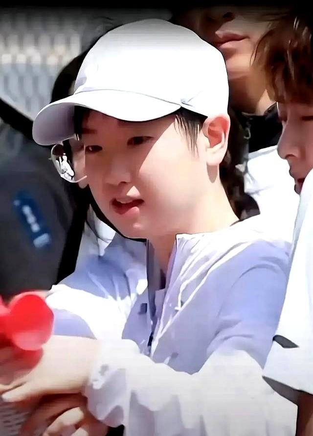 赛场上她是目光如炬的战神，场下呢？偶尔捕捉到她戴上白帽子的瞬间，简直像是换了个人