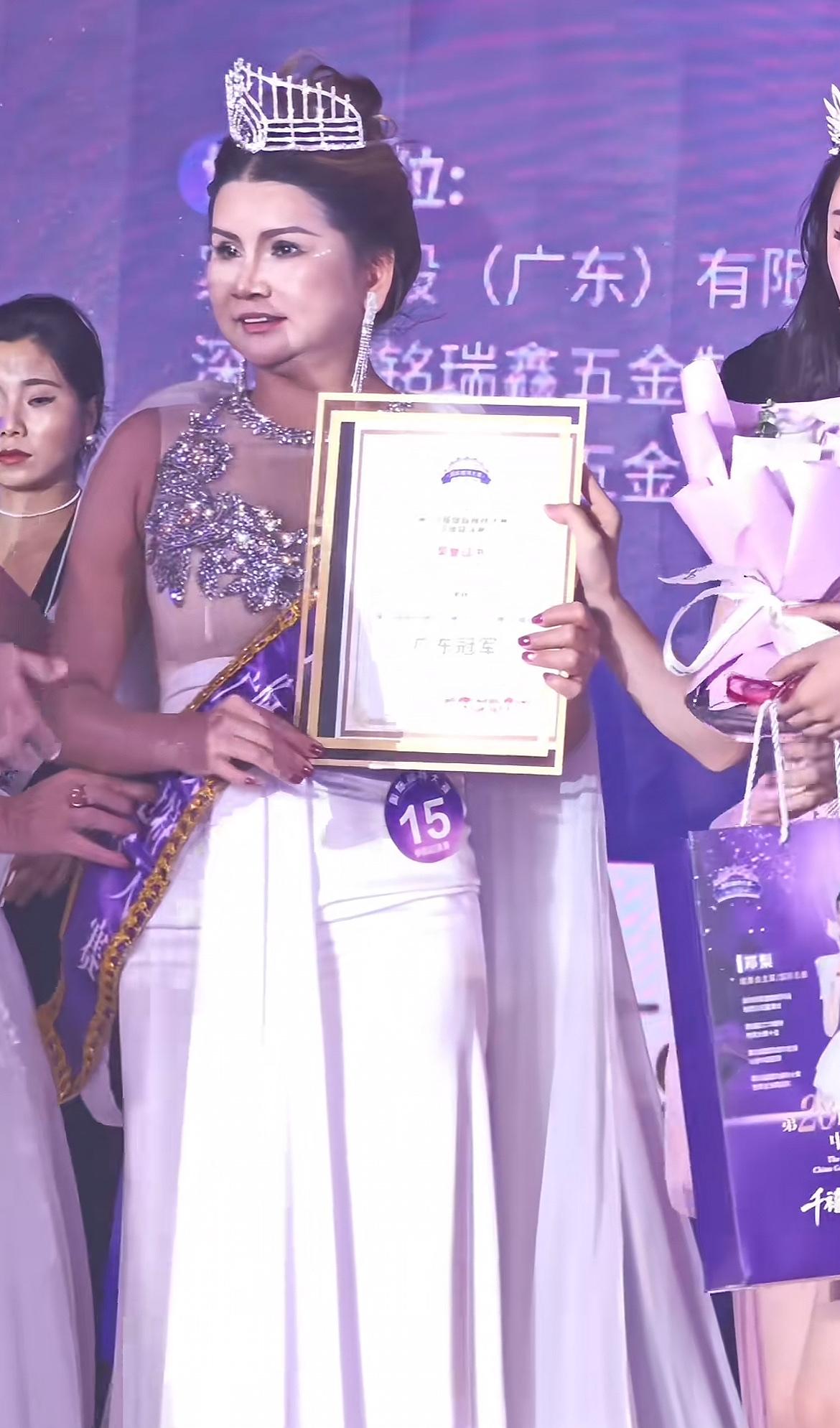 刚才朋友给我发来了国际模特大赛广东赛区的冠军，我以为是让我欣赏美女呢，结果点开之