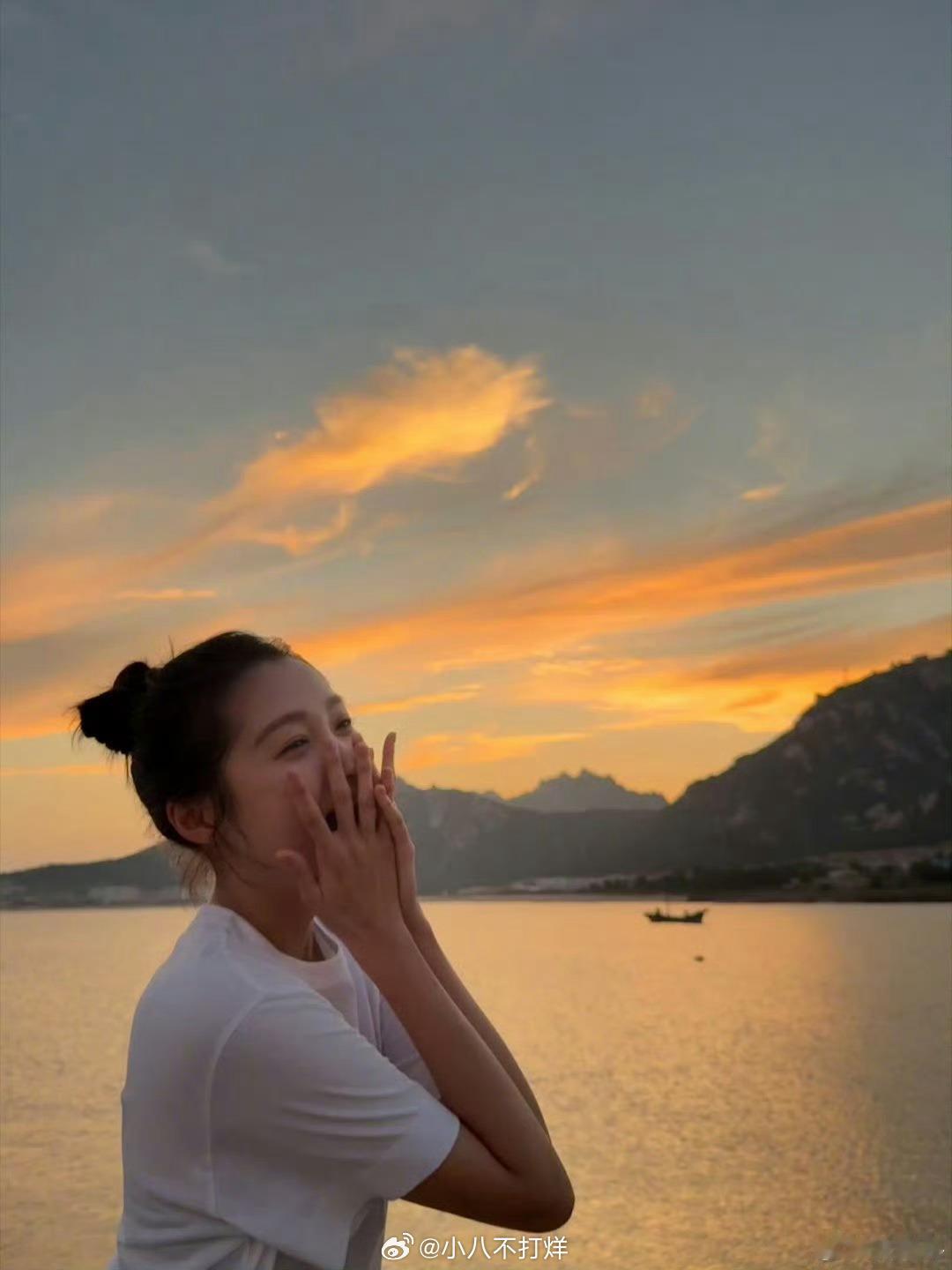 关晓彤发绝美夕阳分享的绝美夕阳🤩怎么有人穿简简单单的白T都这么好看！！！风景