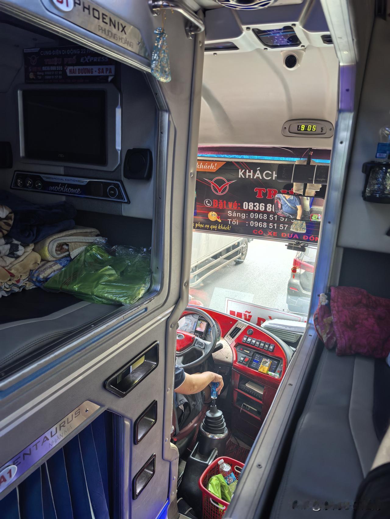 在越南，行李差点丢了。早上6点坐上了从海防出发到老街的大巴车，这个时间点的车这