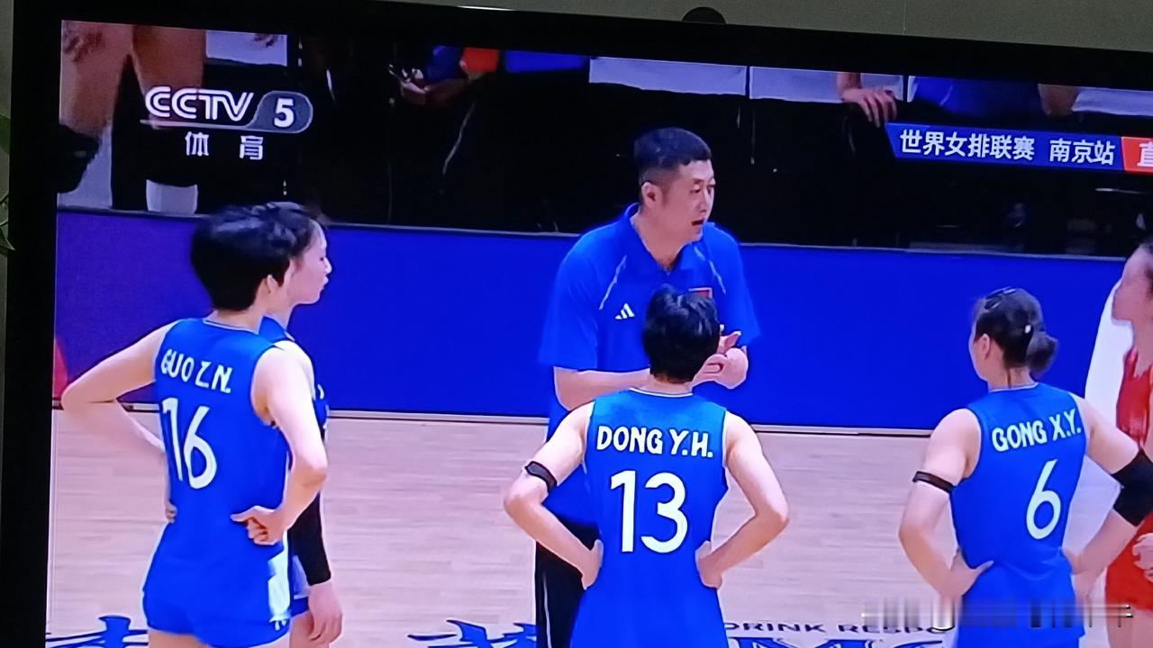 看中国女排和捷克女排的比赛，感觉中国女排教练赵勇太是犯了轻敌的毛病，派了一帮小孩