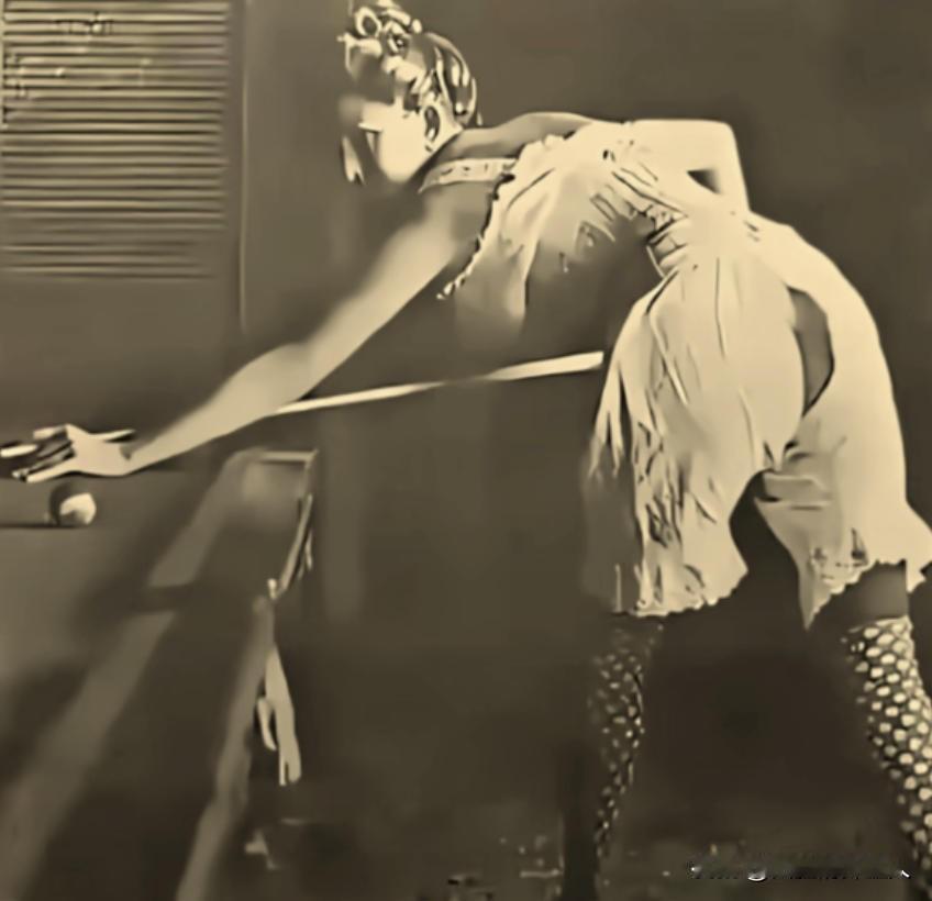 1903年，法国贵妇打台球穿的是开裆裤，不是为了风骚，是因为裙子太大，上厕所实在